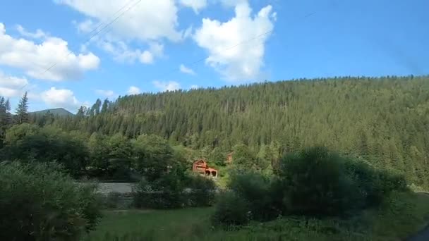 Kilátás az ablakból az autó halad az út mentén a hegyek között - Felvétel, videó