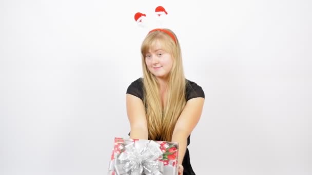 Retrato de una chica de pelo blanco con un regalo. Navidad y Año Nuevo. un regalo de Navidad - Imágenes, Vídeo