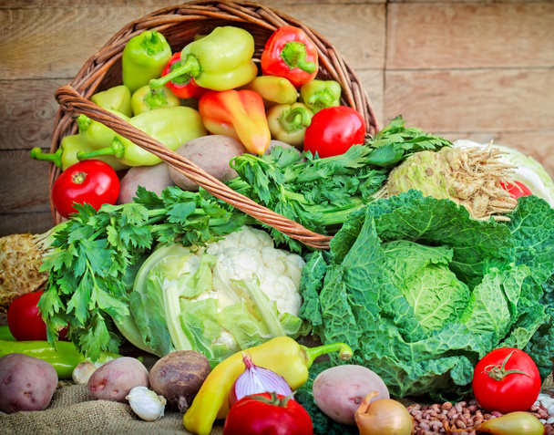 Verduras frescas en una cesta de mimbre
 - Foto, imagen