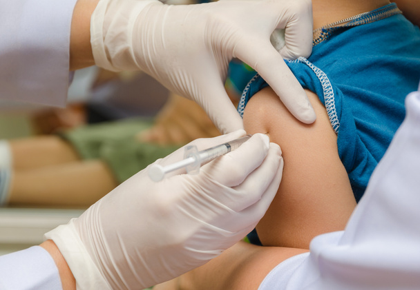 Doktor dát chlapce rameno injekcí očkovací látky - Fotografie, Obrázek