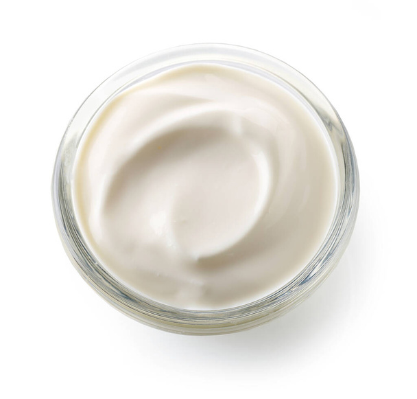 tazón de yogur crema agria batida aislado sobre fondo blanco, vista superior - Foto, Imagen