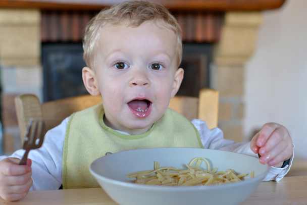 赤ちゃんは、パスタを食べる  - 写真・画像