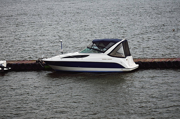 моторний човен припаркований в порту
 - Фото, зображення