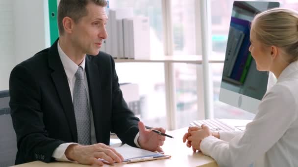 Buscador de empleo en la entrevista de trabajo reunión con el gerente - Imágenes, Vídeo