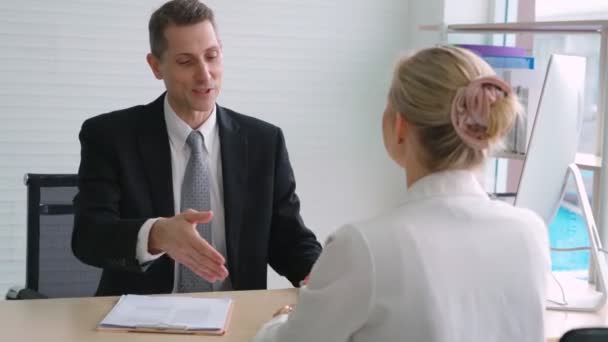 Buscador de empleo y gerente apretón de manos en entrevista de trabajo - Metraje, vídeo