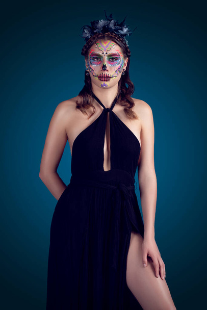 Catrina fekete ruha és színes háttér - Fotó, kép