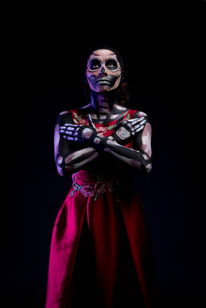 Crânio personificado mulher com vestido vermelho e fundo preto - Foto, Imagem