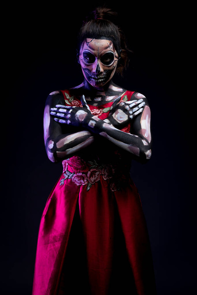 Lebka personified žena s červenými šaty a černým pozadím - Fotografie, Obrázek