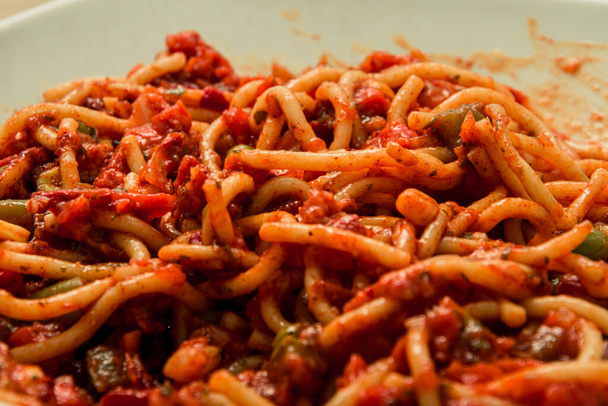 Lähikuva herkullista spagettia punaisella kastikkeella - Valokuva, kuva