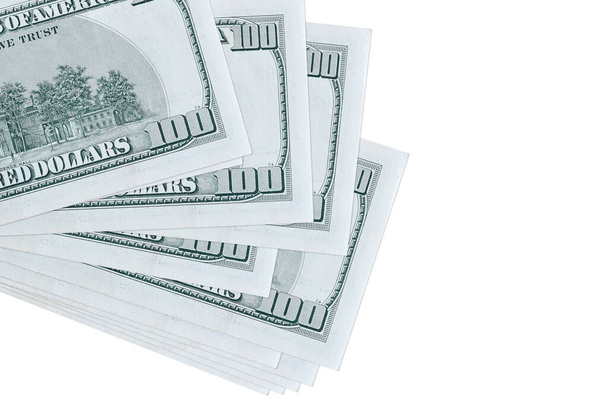 100 Yhdysvaltain dollaria seteleitä sijaitsee pieni nippu tai pakkaus eristetty valkoinen. Mockup kopioi tilaa. Liiketoiminnan ja valuutanvaihdon käsite - Valokuva, kuva