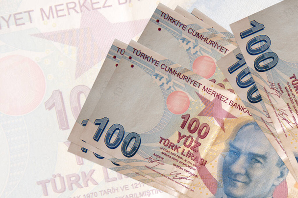 A nagy, félig átlátszó bankjegy hátterében 100 török líra található. A nemzeti valuta elvont bemutatása. Üzleti koncepció - Fotó, kép