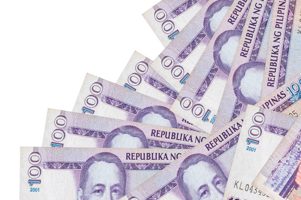 100 Filipin piso banknotu beyaza izole edilmiş farklı bir sırayla yatar. Yerel bankacılık ya da para kazanma konsepti. İş arkaplanı afişi - Fotoğraf, Görsel