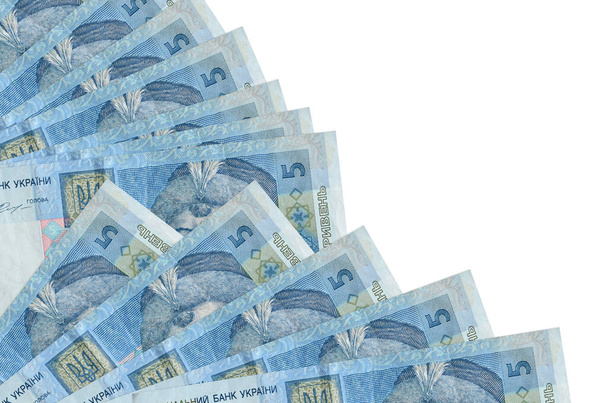 5 украинских гривен банкнот находятся на белом фоне с копировальным пространством, сложенным в вентилятор крупным планом. Концепция расчетного дня или финансовые операции - Фото, изображение