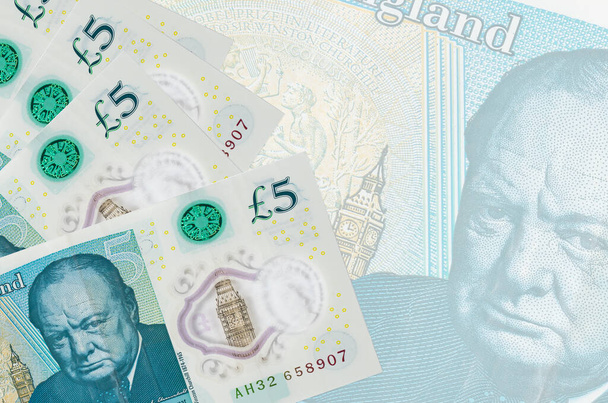 5 İngiliz sterlinli banknotlar büyük yarı şeffaf banknotların arkasında duruyor. Kopyalama alanı olan soyut iş arkaplanı - Fotoğraf, Görsel