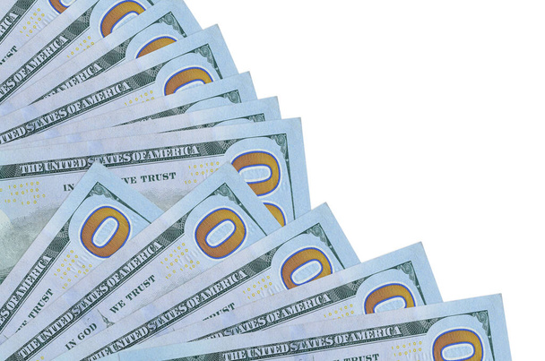 100 Amerikaanse dollars biljetten ligt geïsoleerd op witte achtergrond met kopieerruimte gestapeld in ventilator close-up. Begrip "betaaldag" of financiële transacties - Foto, afbeelding