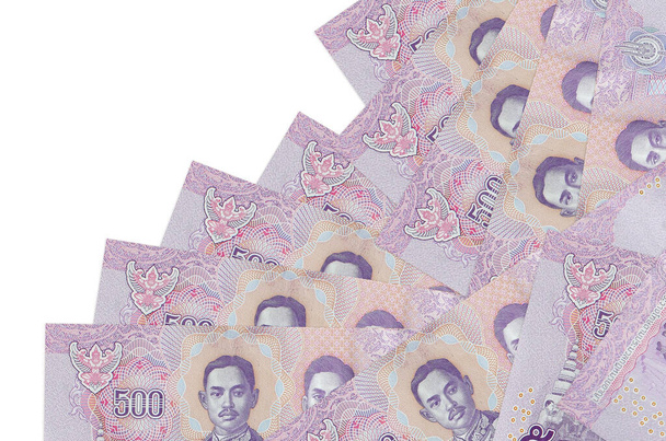 500 thajských baht bankovek leží v různém pořadí izolovaných na bílém. Místní bankovní nebo peněžní koncept. Nápis - obchodní pozadí - Fotografie, Obrázek