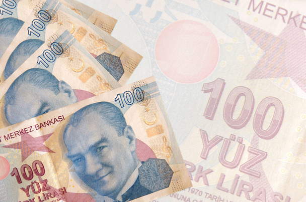 A nagy, félig átlátszó bankjegy hátterében 100 török líra található. Absztrakt üzleti háttér másolási hellyel - Fotó, kép