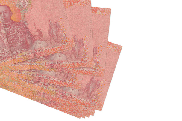 100 тайських банкнот лежать у невеликій кількості або в зграї ізольованих на білому. Збирайтеся з копіюванням простору. Бізнес та обмін валютою. - Фото, зображення