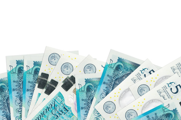 5 Britse pond biljetten ligt aan de onderkant van het scherm geïsoleerd op witte achtergrond met kopieerruimte. Achtergrond banner sjabloon voor zakelijke concepten met geld - Foto, afbeelding