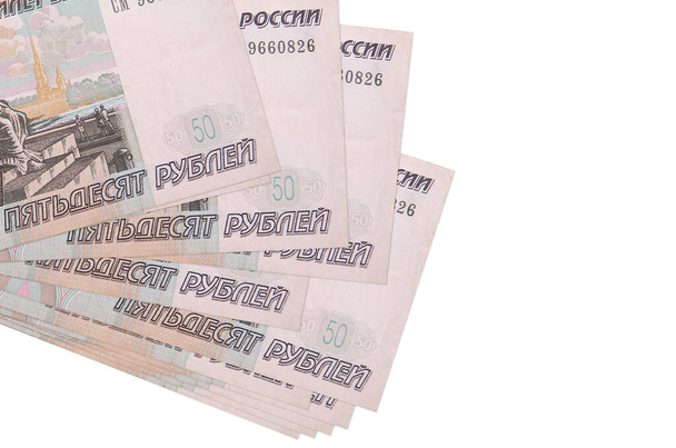 50 billetes de rublos rusos se encuentra en racimo pequeño o paquete aislado en blanco. Mockup con espacio de copia. Concepto de negocio y cambio de divisas - Foto, imagen