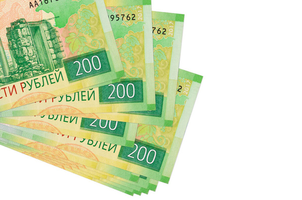 200 ruských rublů bankovky leží v malé hromadě nebo balení izolované na bílém. Mockup s kopírovacím prostorem. Obchodní a devizový koncept - Fotografie, Obrázek
