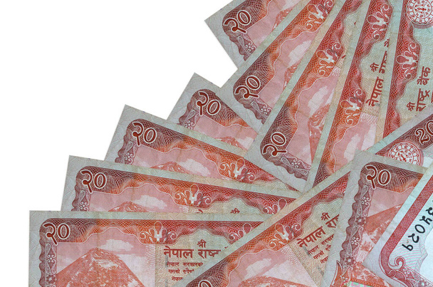 20 nepalskich banknotów rupii leży w innej kolejności na białym. Lokalna bankowość lub koncepcja produkcji pieniędzy. Baner informacyjny - Zdjęcie, obraz