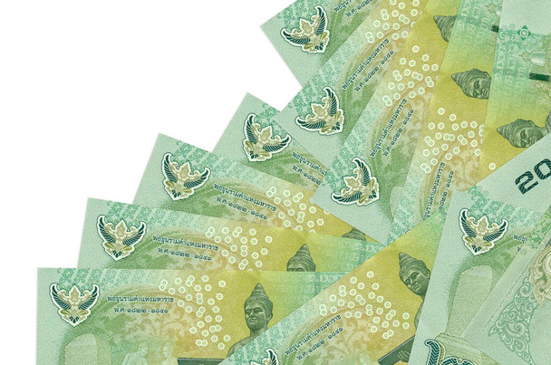 20 tajskich banknotów Bahta leży w innej kolejności na białym. Lokalna bankowość lub koncepcja produkcji pieniędzy. Baner informacyjny - Zdjęcie, obraz