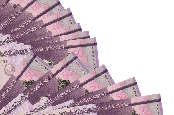 50 Dominikánské pesos bankovky leží izolované na bílém pozadí s kopírovacím prostorem naskládané v ventilátoru zblízka. Koncept výplatní doby nebo finanční operace - Fotografie, Obrázek
