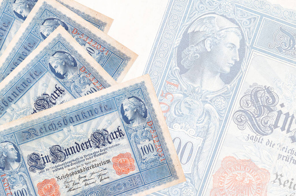 100 Říšských marek bankovky leží na pozadí velké poloprůhledné bankovky. Abstraktní obchodní pozadí s kopírovacím prostorem - Fotografie, Obrázek