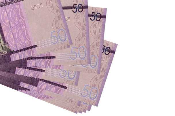 50 dominikánských pesos bankovek leží v malé hromadě nebo balení izolované na bílém. Mockup s kopírovacím prostorem. Obchodní a devizový koncept - Fotografie, Obrázek