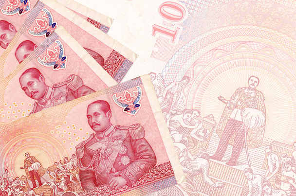 100 tajskich banknotów Bahta leży w stosach na tle dużego półprzezroczystego banknotu. Streszczenie kontekstu biznesowego z przestrzenią do kopiowania - Zdjęcie, obraz