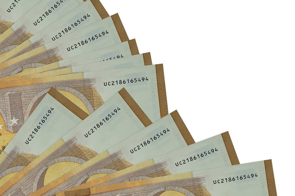 50 euro biljetten ligt geïsoleerd op witte achtergrond met kopieerruimte gestapeld in ventilator close-up. Begrip "betaaldag" of financiële transacties - Foto, afbeelding