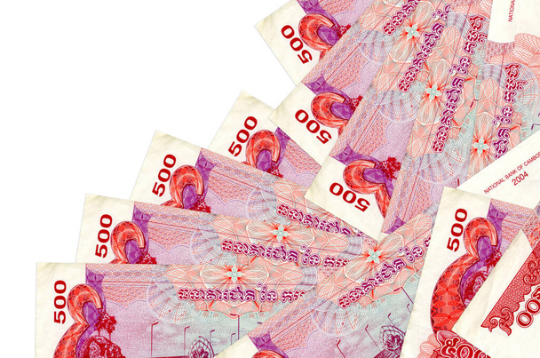 500 notas de jantes cambojanos encontra-se em ordem diferente isolado em branco. Banco local ou conceito de ganhar dinheiro. Banner de fundo de negócios - Foto, Imagem