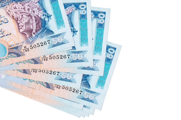 50 billetes de rupias de Sri Lanka se encuentra en racimo pequeño o paquete aislado en blanco. Mockup con espacio de copia. Concepto de negocio y cambio de divisas - Foto, imagen