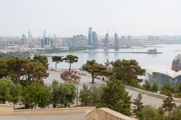 Bakú, Azerbaiyán - Vista de la ciudad desde Shahidlar Monumento. un famoso lugar turístico en Bakú, Azerbaiyán. - Foto, imagen
