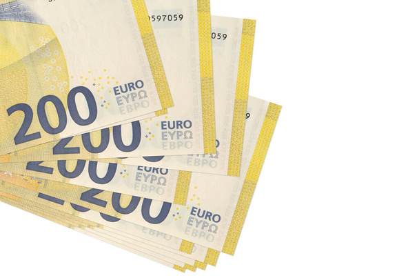 200 euro biljetten liggen in kleine troep of verpakking geïsoleerd op wit. Mockup met kopieerruimte. Bedrijfs- en wisselkoersconcept - Foto, afbeelding