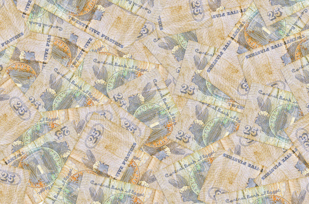 25 Mısır kuruşu banknotları büyük yığının içinde yatıyor. Zengin yaşam kavramsal geçmişi. Büyük miktarda para. - Fotoğraf, Görsel