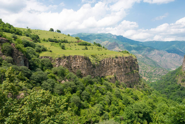 Alaverdi, Örményország - A Haghpat kolostorból a Sanahin kolostorba vezető túraútvonal. híres táj Haghpat falu, Alaverdi, Lori, Örményország. - Fotó, kép