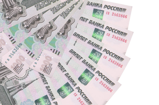 1000 rubel rosyjski rachunek leżeć odizolowany na biały tło z kopia przestrzeń układać w fan kształt zbliżenie. Koncepcja transakcji finansowych - Zdjęcie, obraz