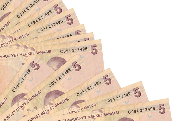 5 tureckich banknotów lirów leży odizolowanych na białym tle z przestrzenią do kopiowania umieszczoną w pobliżu wentylatora. Pojęcie terminu wypłaty lub operacje finansowe - Zdjęcie, obraz