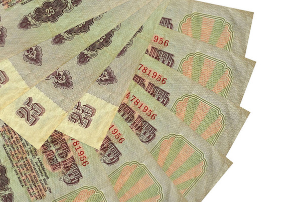25 ρωσικά ρούβλια χαρτονομίσματα βρίσκονται απομονωμένα σε λευκό φόντο με αντίγραφο χώρο στοιβάζονται σε σχήμα ανεμιστήρα από κοντά. Έννοια των χρηματοπιστωτικών συναλλαγών - Φωτογραφία, εικόνα