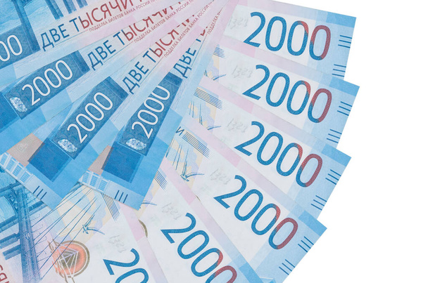 2000 rublos russos notas encontra-se isolado em fundo branco com espaço de cópia empilhados em forma de ventilador de perto. Conceito de operações financeiras - Foto, Imagem