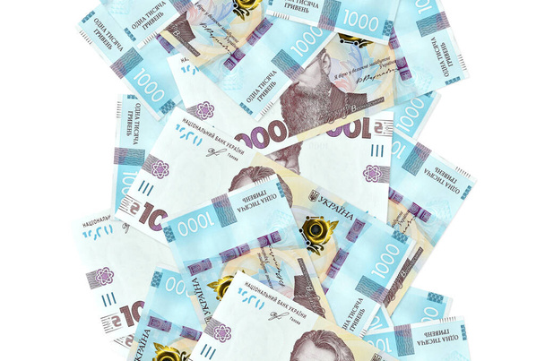 Beyaz üzerinde izole edilmiş 1000 tane Ukrayna hrivniası banknotu. Birçok banknot sol ve sağ tarafta beyaz kopya alanı ile düşüyor - Fotoğraf, Görsel
