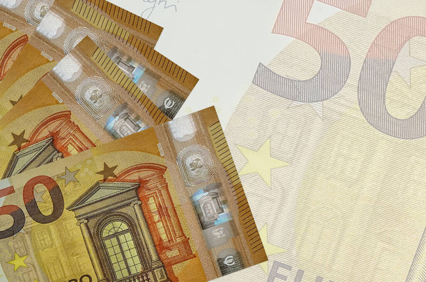 Billetes de 50 euros se encuentra en la pila en el fondo de gran billete semitransparente. Fondo de negocio abstracto con espacio de copia - Foto, Imagen