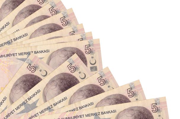 5 Turkse lira biljetten ligt geïsoleerd op witte achtergrond met kopieerruimte gestapeld in ventilator close-up. Begrip "betaaldag" of financiële transacties - Foto, afbeelding