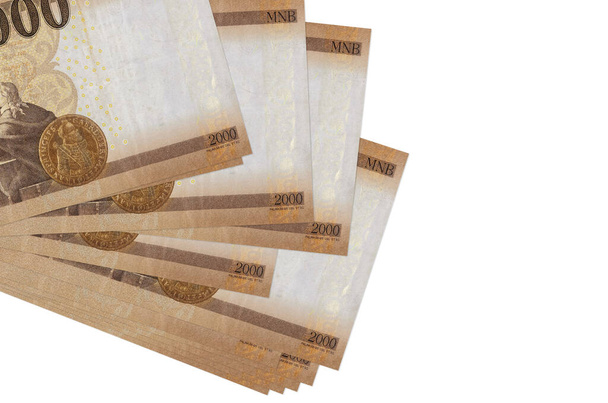 2000 billetes de forint húngaro se encuentra en racimo pequeño o paquete aislado en blanco. Mockup con espacio de copia. Concepto de negocio y cambio de divisas - Foto, imagen