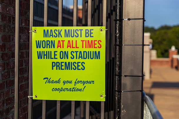 Señal para evento deportivo diciendo máscara facial debe ser usado en todo momento debido a la pandemia de Coronavirus - Foto, Imagen