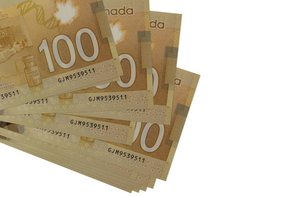 Les billets de 100 dollars canadiens se trouvent dans un petit groupe ou un paquet isolé sur du blanc. Maquette avec espace de copie. Concept d'entreprise et de change - Photo, image
