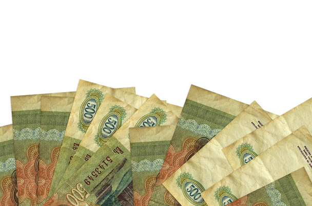 500 российских рублей банкноты лежат в нижней части экрана изолированы на белом фоне с копировальным пространством. Шаблон баннера для бизнес-концепций с деньгами - Фото, изображение