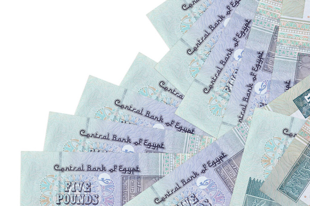 5 contas libras egípcias encontra-se em ordem diferente isolado no branco. Banco local ou conceito de ganhar dinheiro. Banner de fundo de negócios - Foto, Imagem